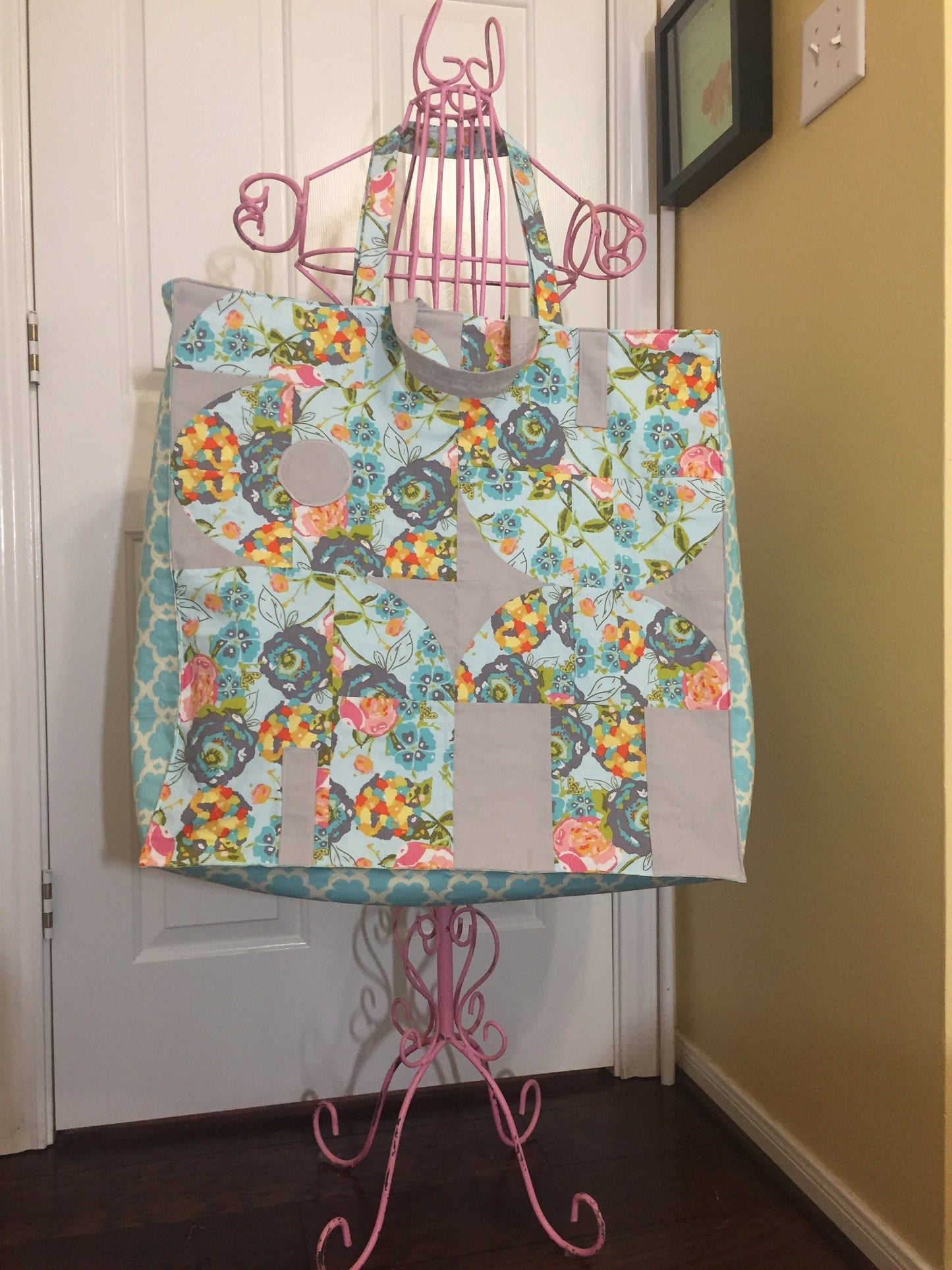 Digital PDF PATTERN for Large Quilted Carryall Tote Bag / Fits Large 24 inch Fabric Cutting Mat with supplies